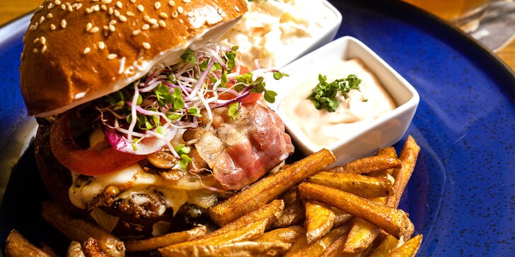 Vyladěný hovězí burger, hranolky, dip a coleslaw pro 1 nebo 2 osoby
