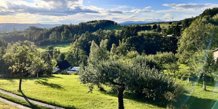 Netradiční relax v přírodě: vybavená jurta u Adršpachu pro pár i rodinu