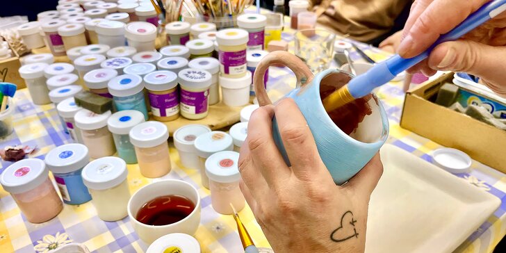 Malování keramiky v ateliéru: hrníček na čaj, lungo nebo cappuccino