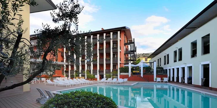 Dovolená u Lago di Garda: 3* hotel u jezera, venkovní bazén i brouzdaliště, 2ložnicový apartmán