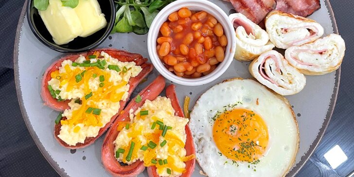 Bohatá snídaně v La Café pro dva: vajíčka, párky, fazolky i káva a džus