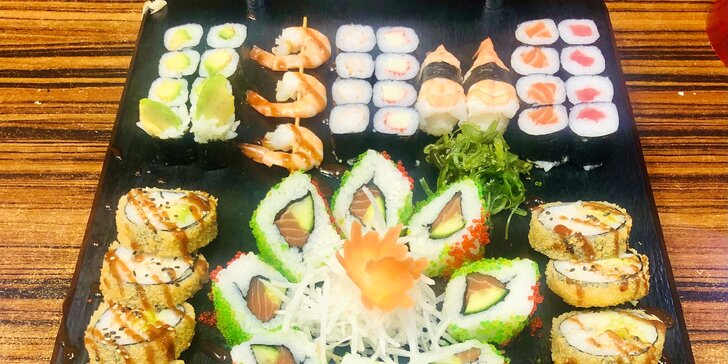 Pestré sushi sety: 39 až 74 ks s avokádem, krevetami i lososem