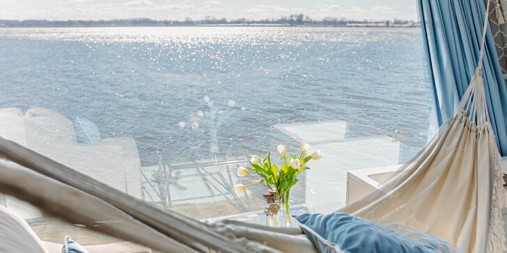 Luxusní houseboaty na jezeře: vlastní vířivka i sauna, snídaně, spousta aktivit, bazén a moře 300 m