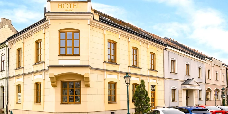 Pobyt v samém srdci Lednice: hotel přímo u vstupu do zámeckého parku, snídaně a lahev vína