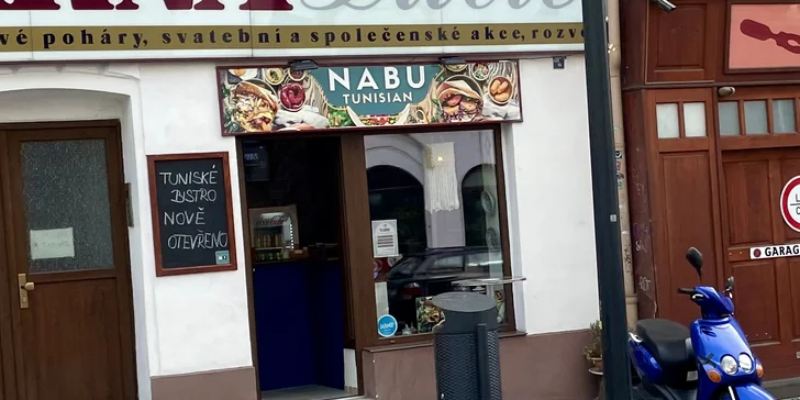 Tuniský sendvič s kuřetem či falafelem, hranolky a limonáda na odnos s sebou