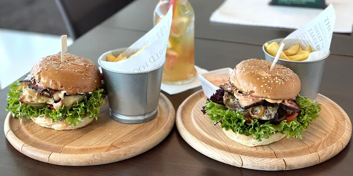 Hovězí nebo kuřecí burger, hranolky a limonáda v restauraci u větrného tunelu