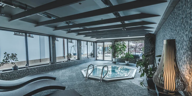 Lázeňské město Duszniki Zdrój blízko českých hranic: moderní hotel s wellness a polopenzí