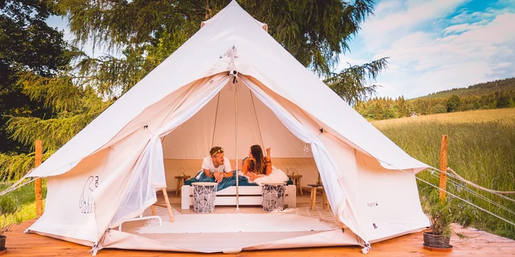 Glamping na pomezí Orlických hor a Králického Sněžníku: moderní stan s terasou, grilem i snídaní