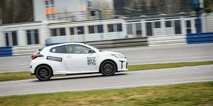 Adrenalinové RallyTaxi s profesionálním závodníkem ve voze Toyota GR Yaris nebo Citroen DS3 R1