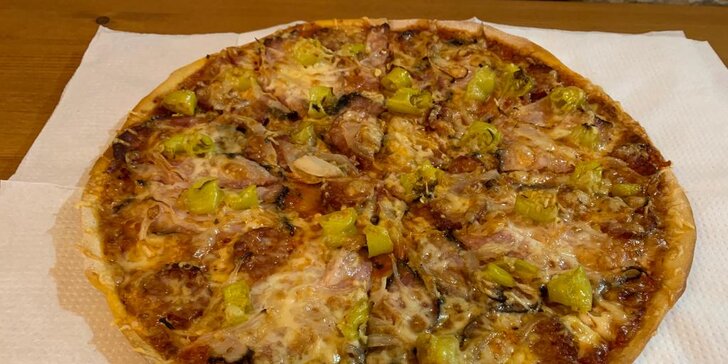 Pizza o průměru 32 cm podle výběru z 9 druhů pro 1 nebo 2 osoby