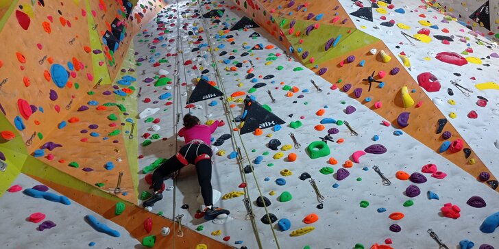 Základní skupinový i individuální kurz lezení na umělé stěně pro 1 i 2 osoby