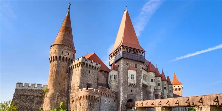 Nebude chybět ani hrad Bran, národní památka známá díky hraběti Drákulovi z pera Brama Stokera. 