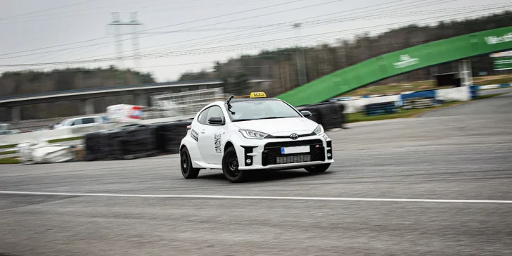 Adrenalinové RallyTaxi s profesionálním závodníkem ve voze Toyota GR Yaris nebo Citroen DS3 R1