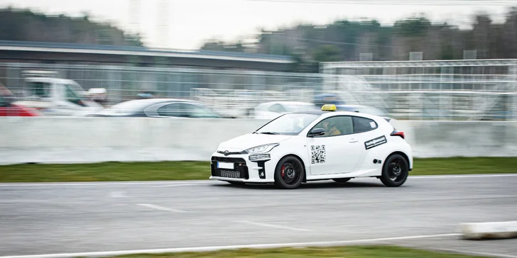 Adrenalinové RallyTaxi s profesionálním závodníkem ve voze Toyota GR Yaris nebo Citroen DS3 R1