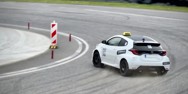Adrenalinové RallyTaxi s profesionálním závodníkem ve voze Toyota GR Yaris nebo Citroen DS3 R1