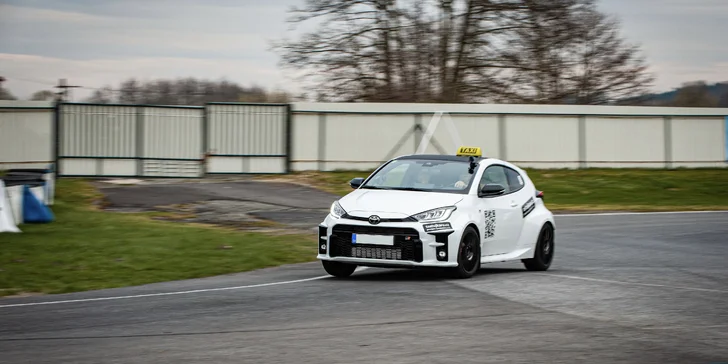 Adrenalinové RallyTaxi s profesionálním závodníkem ve voze Toyota GR Yaris nebo Citroen DS3 R1