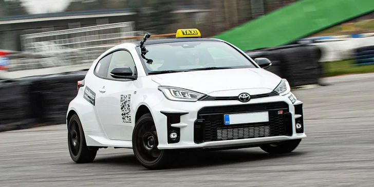 Adrenalinové RallyTaxi s profesionálním závodníkem ve voze Toyota GR Yaris nebo Citroen DS3 R1