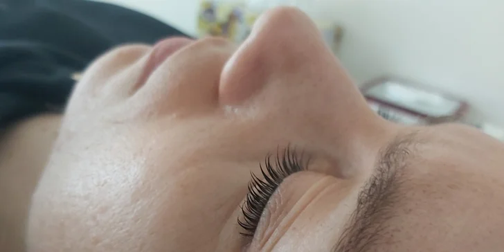 Oslnivý pohled každý den: lash lifting řas vč. barvení a regenerace