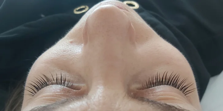 Oslnivý pohled každý den: lash lifting řas vč. barvení a regenerace