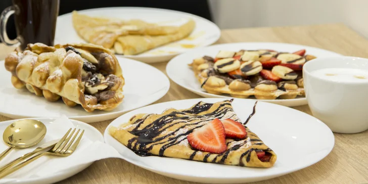 Palačinka nebo bubble waffle dle výběru vč. hrnku kávy či horké čokolády