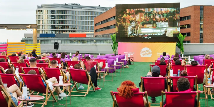 Letní kino na střeše OC Arkády Pankrác: vstupenky, popcorn, hot dog i prosecco a vodní dýmka