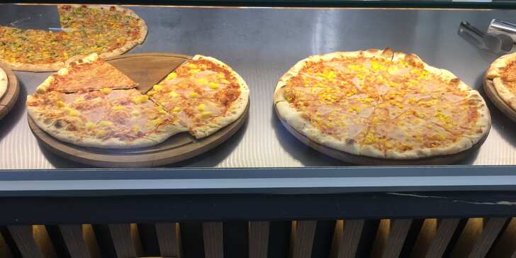 Zažeňte hlad a pochutnejte si: celá pizza nebo 1/6 pizzy dle výběru na Újezdě