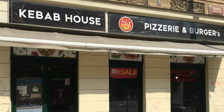 Zažeňte hlad a pochutnejte si: celá pizza nebo 1/6 pizzy dle výběru na Újezdě