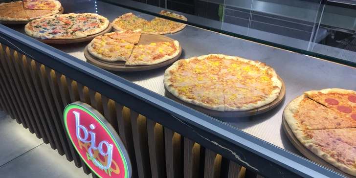 Zažeňte hlad a pochutnejte si: celá pizza nebo 1/6 pizzy dle výběru na Újezdě
