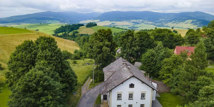 Krásné apartmány v bývalé škole i pronájem celé budovy: zahrada s hřištěm, varianty se snídaní