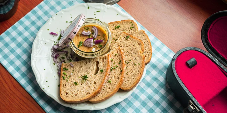 Škvarkovka s chlebem, kachna se zelím a tvarohové knedlíky pro 2 osoby