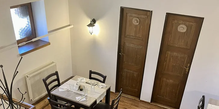 Tříchodové menu v u zámeckého parku: tagliatelle, kuřecí prsa i lívance a nápoj