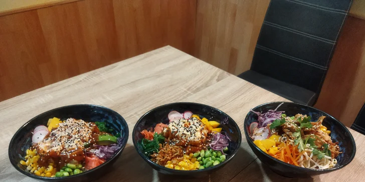 Vinohradská Havaj: poke bowl s kuřetem, lososem, krevetami, hovězím masem i vege