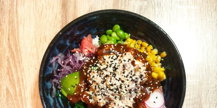 Vinohradská Havaj: poke bowl s kuřetem, lososem, krevetami, hovězím masem i vege