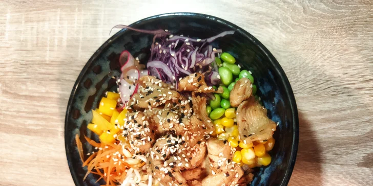 Vinohradská Havaj: poke bowl s kuřetem, lososem, krevetami, hovězím masem i vege