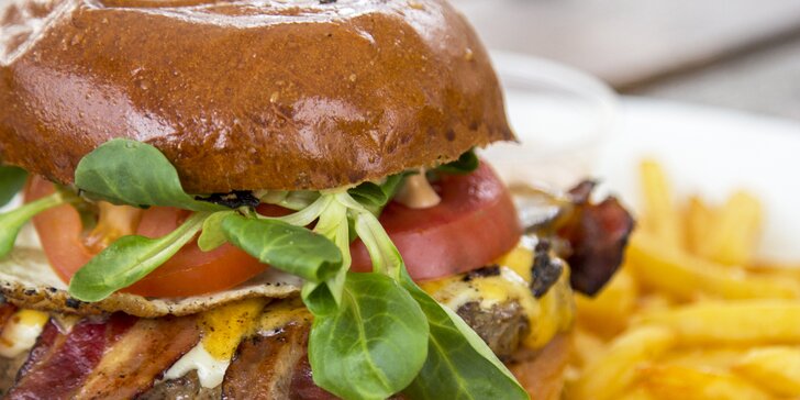 Burger podle výběru z několika druhů, hranolky, dip a zeleninový špíz k odnosu s sebou