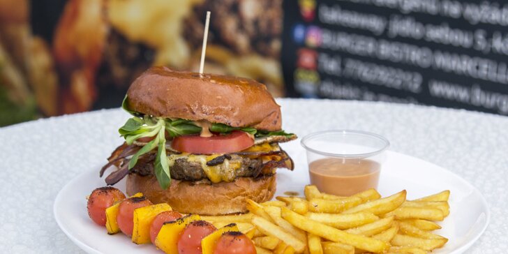 Burger podle výběru z několika druhů, hranolky, dip a zeleninový špíz k odnosu s sebou