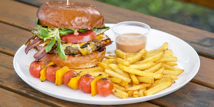 Burger podle výběru z několika druhů, hranolky, dip a zeleninový špíz k odnosu s sebou