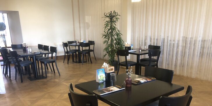 Autentická řecká hostina i s proseccem na zámku v Děčíně pro 2 osoby