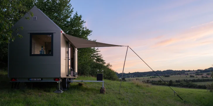 Glamping v moderním mobilním domku u Semil pro pár i rodinu