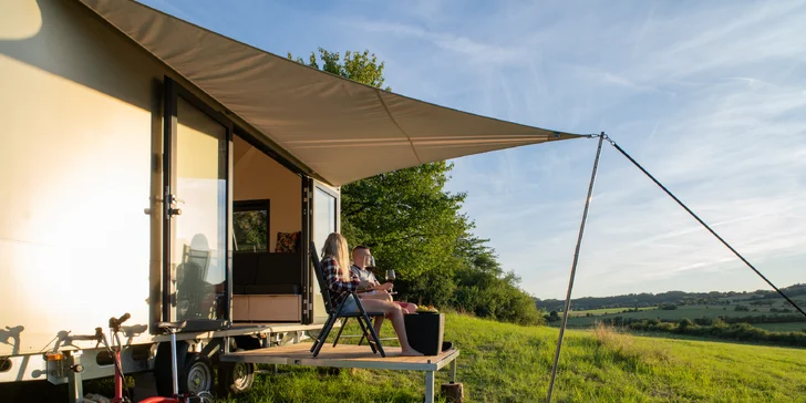 Glamping v moderním mobilním domku u Semil pro pár i rodinu