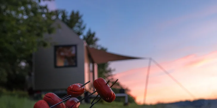 Glamping v moderním mobilním domku u Semil pro pár i rodinu