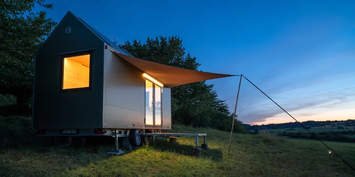 Glamping v moderním mobilním domku u Semil pro pár i rodinu