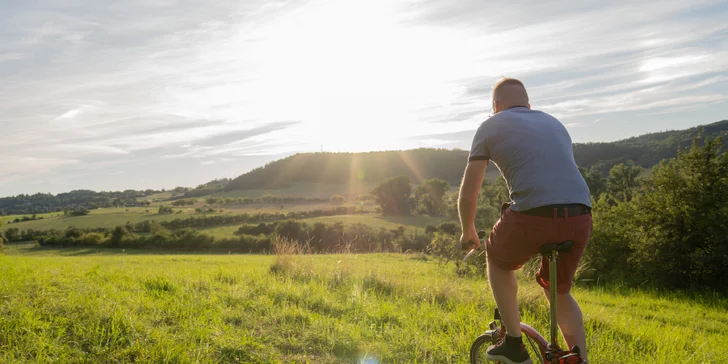 Glamping v moderním mobilním domku u Semil pro pár i rodinu