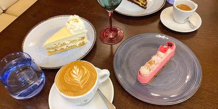 Káva a dort dle výběru pro jednu až dvě osoby v kavárně jen pár metrů od Staromáku