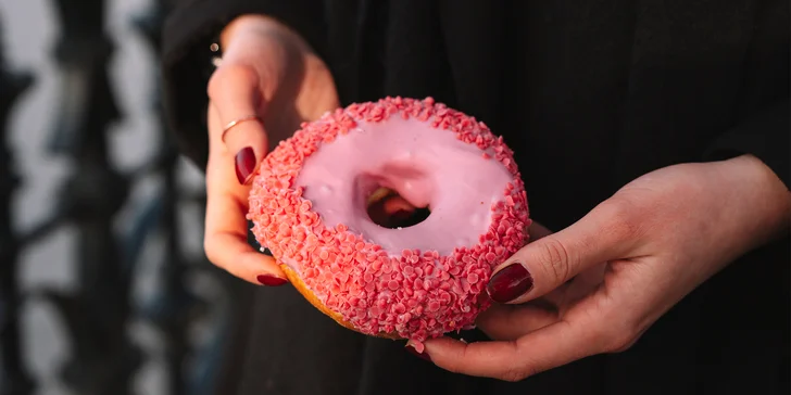 2–12 donutů dle výběru z Donuter Donuts: 21 příchutí s mňamózní polevou, posypem i náplní