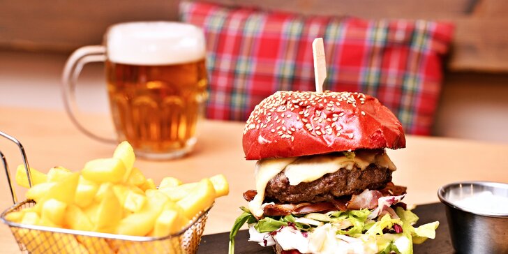 Hovězí či kuřecí burger s hranolky a pivem či nealkem pro 1–4 osoby