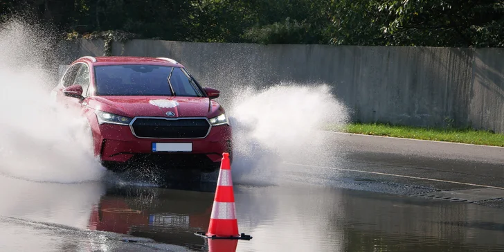 3 hodinový kurz školy smyku s dynamickým slalomem pro zkušené řidiče