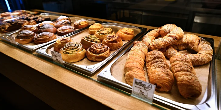 Pohoda u Karlova mostu: káva a domácí koláč s mákem, višněmi či švestkami, croissant nebo šnek