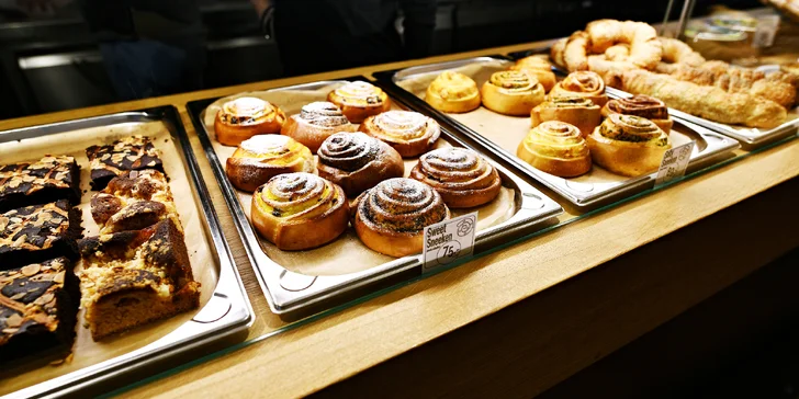 Pohoda u Karlova mostu: káva a domácí koláč s mákem, višněmi či švestkami, croissant nebo šnek