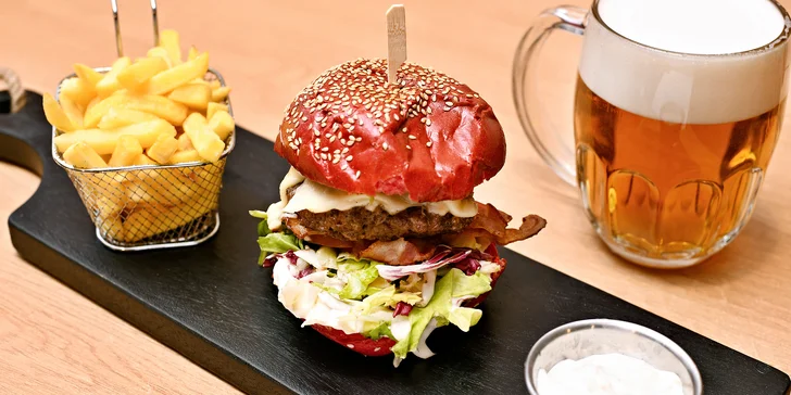 Hovězí či kuřecí burger s hranolky a pivem či nealkem pro 1–4 osoby